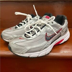 Nike Initiator running shoe. Silver, red and white.